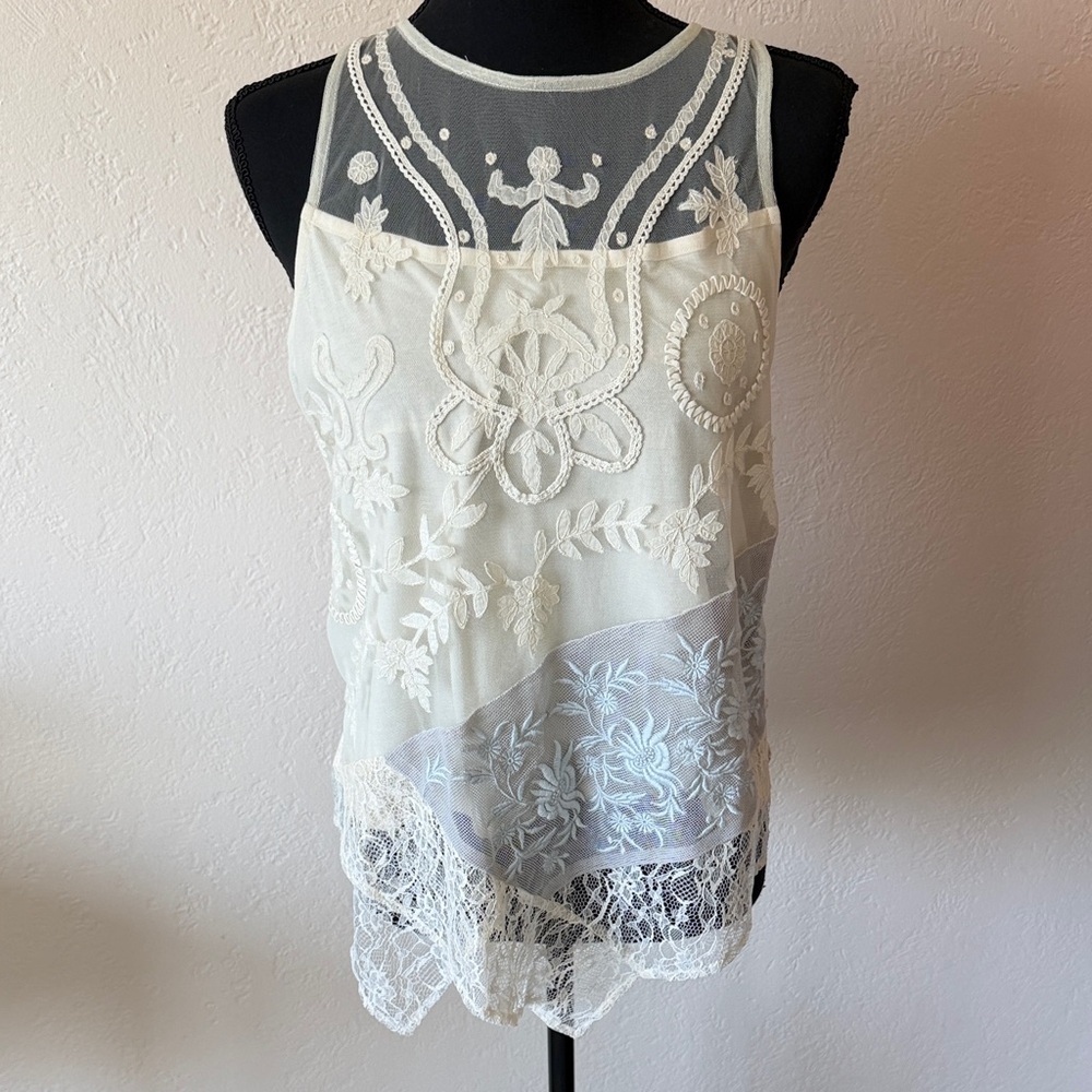 EUC LEIFNOTES ANTHRO Elegant Cream Lace Embroidered Women's Top SIZE SMALL